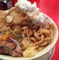 「ブタ入り大ラーメン（850円）ヤサイアブラニンニクポテト」@ラーメン二郎 府中店の写真
