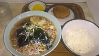 「ラーメン定食・メンチ（５７０円）」@立喰 新角の写真