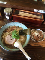 「塩ラーメン(700円)ミニチャーシュー丼(150円)」@らーめん嗟哉の写真