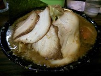 「【3周年記念】背脂煮干カレーチーズ魚粉どっぷりラーメン500」@丸め～背脂煮干～の写真