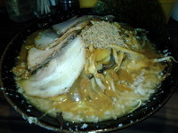 「【3周年記念】背脂煮干カレーチーズ魚粉どっぷりラーメン500」@丸め～背脂煮干～の写真