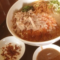 「自然洞（黒）550円、乱切りチャーシュー100円、背脂50円」@自然洞 麺舗 西口店の写真