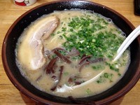 「とんこつらーめん（６５０円）＋替え玉・ハリガネ（１００円）」@巽やの写真