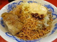 「まぜそば750円ニンニク辛味粉チャーシュー、エビマヨ」@ジャンプの写真