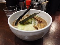 「濃厚豚骨和風醤油らーめん　並」@めん屋 いなば 四谷店の写真