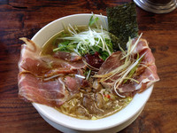 「牛すじラーメン辛味 燻製チャーシュー」@手作りらーめん 白雪姫の写真