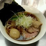 「鶏と魚介の豊潤特製醤油ラーメン　９８０円」@麺処 ほん田 東京駅一番街店の写真