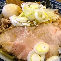 「油そば（小盛）+燻製玉子　800円」@兎に角 亀有店の写真