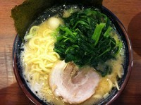 「豚骨醤油ラーメン 650円（ほうれん草 100円）」@横浜家系ラーメン宮本商店の写真