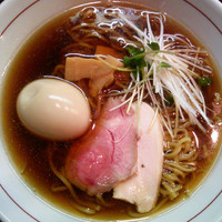 「らーめん ７００円＋味玉（比内地鶏）１５０円」@らーめん かねかつの写真