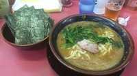 「ラーメン中盛+のり+小ビール」@王道家の写真