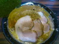 「【3周年記念】背脂煮干カレーチーズ魚粉どっぷりラーメン」@丸め～背脂煮干～の写真