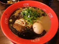 「きまはちど豚骨　 黒味　＋味玉　＋替玉（サービス券）」@きまはち商店の写真