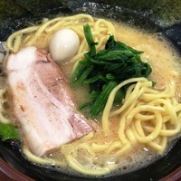 「豚骨醤油ラーメン（麺硬め）」@横浜家系ラーメン宮本商店の写真