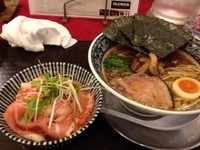 「特中村屋 醤油 ➕真空平打ち麺 ➕ 豚たたき丼」@中村屋の写真