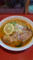 「トムヤムクンラーメン　　７５０円　味玉（クーポン）」@麺屋しのはら 三日月食堂の写真