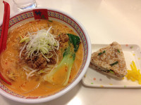 「おいしい担々麺+肉おにぎり」@どうとんぼり神座 新宿店の写真