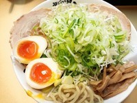 「しょう油味玉子ラーメン（薬味葱多め）」@超ごってり麺 ごっつの写真