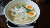 「鶏塩ラーメン固めライス無料味玉クーポンでサービス850円」@麺くい亭の写真