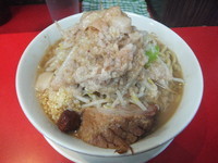 「ラーメン680円(ニンニク・アブラ・赤玉)」@用心棒の写真