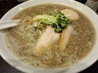 「目黒ブラック煮干しそば(750円)＋味玉(100円)」@麺屋 航の写真