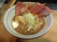 「骨くだき豚骨ラーメン」@麺と人の写真