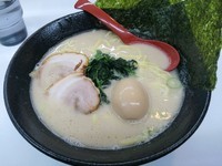 「とんこつ・しお（中）　＋味玉：サービス券」@麺屋 壱の写真
