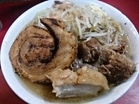「小豚ラーメン 巻きチャー炙り アブラ ニンニク少し 麺少なめ」@蓮爾 登戸店の写真