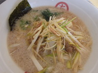 「あとひきネギラーメン(730円)(硬め、背脂多め)他」@あとひきラーメン 田野本店の写真