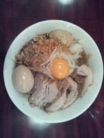 「まぜブタ(アブラ、タマネギ、チーズ)＋玉子」@ゴリラーメンの写真