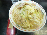 「ラーメン並650円(野菜ちょい増し、ニンニク、アブラ、魚粉)」@自家製太麺 ドカ盛 マッチョ 難波千日前店の写真