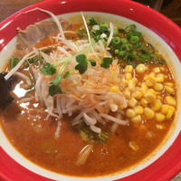 「極辛味噌ラーメン（トッピングコーン50円増し）」@手打ち極太麺 ジョニーの味噌の写真