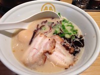 「豚骨プレーン+半熟煮卵+香油」@TOKYO 豚骨 BASE MADE by 博多一風堂 渋谷店の写真