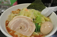 「野菜のっけらーめん（７００円）」@屋台とんこつらーめん めん吉 柏駅店の写真