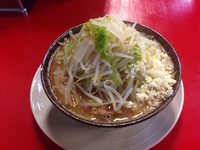 「小ラーメン680円、麺少なめ200g、野菜少なめ、ニンニクあり」@豚男 -BUTAMEN-の写真