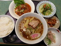 「日替ランチ(醤油ラーメン+鶏のチリソース+ガツ刺し)650円」@朝鮮飯店 亀里店の写真