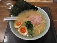 「ラーメン（並）＋味付玉子：650円＋100円」@銀八商店の写真