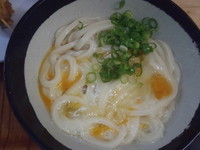 「釜玉うどん(小)(200円)鶏天(100円)」@山越うどんの写真