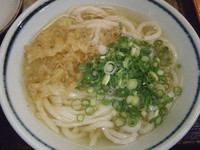 「ぶっかけ(１玉)(200円)かやくおにぎり、牛すじ」@うどん 一福の写真