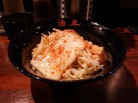 「鳥豚油そば　並盛　１玉」@油そば専門店 春日亭 西新宿店の写真