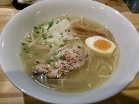 「鶏そば（塩）680円＋ビール＋鰤の刺身」@めんや 正明の写真