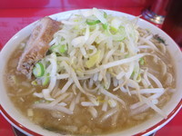 「ラーメン中盛り700円ニンニクネギ粉チャーシュー」@ジャンプの写真