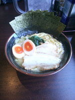「得豚骨醤油ラーメン➕ライス➕麺硬め」@横濱家系らーめん 喜濱家 山王町店の写真