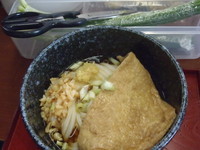 「中(ぬるい)(150円)油揚げ(50円)」@日の出製麺所の写真