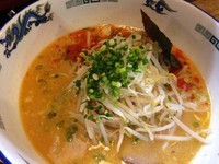 「とんこつスープで味噌からしラーメン 900円　餃子＆ビール」@まぼろし軒の写真