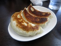 「手作りジャンボ餃子・３個　２８０円」@丸徳ラーメンの写真