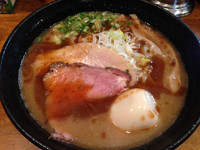 「濃厚魚介豚骨エビ風味 750円」@はりけんラーメンの写真