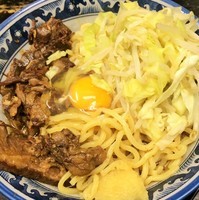 「牛すじラーメン800円ぶっかけ•温•ニンニク」@らーめんしょっぷ中吉 綾瀬店の写真