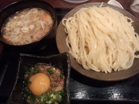「月見納豆つけめん（大盛・熱もり）」@三ツ矢堂製麺 御徒町店の写真