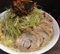 「大ぶた（800円）＋葱（100円）+ニラキムチ（80円）」@ラーメン二郎 横浜関内店の写真